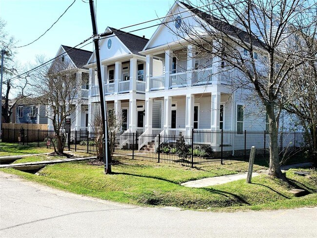 Building Photo - 2729 Rutland St