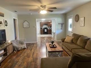 Building Photo - Spacious, beautiful 3 bedroom 2 bath on co...