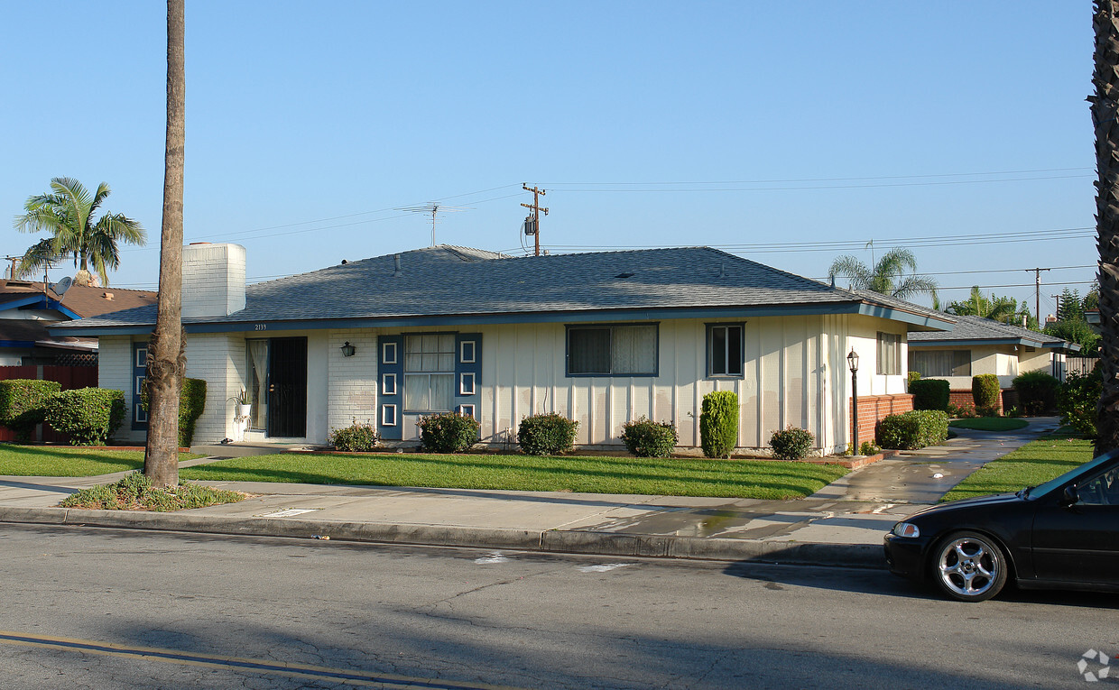 Building Photo - 2139 E Almont Ave