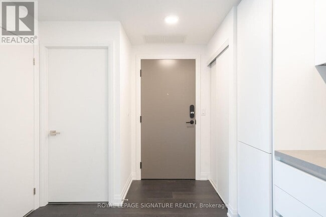 Photo du bâtiment - 4015 The Exchange