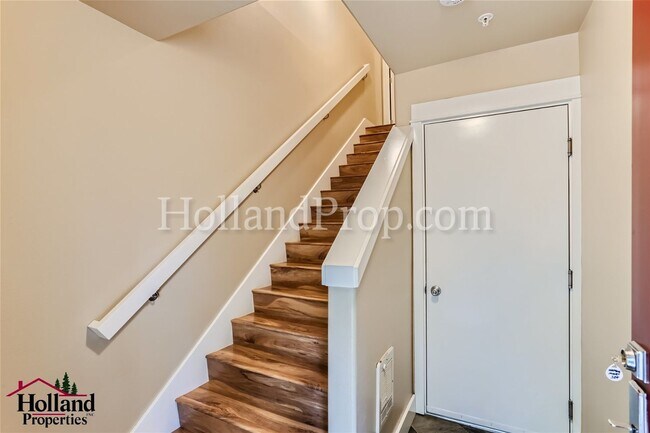Building Photo - Gorgeous 2-Bedroom Townhome with a bonus room and spacious balcony in Hillsboro!