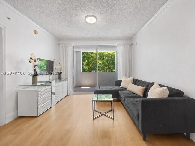 Foto del edificio - 17145 N Bay Rd