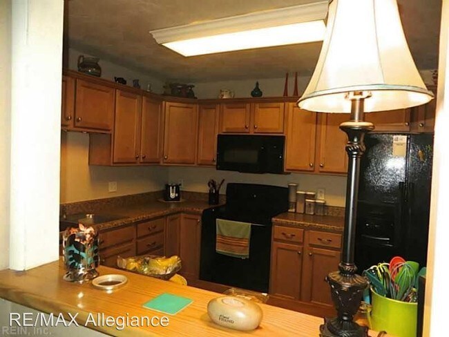 Building Photo - 4 br, 2 bath House - 305 PLAZA TRAIL COURT