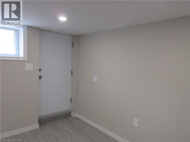 Building Photo - 305 Catharine St N