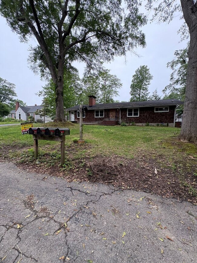 Foto del edificio - 3 bedroom 3 bath in Spartanburg with Lots of Space !!! Workshop in the garage!!