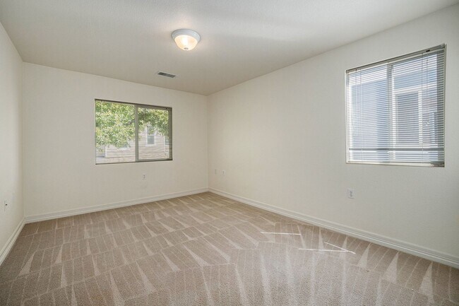Foto del edificio - AVAILABLE NOW!  Close to the Airport?? and...