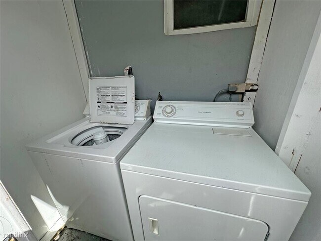 Building Photo - 2 br, 1 bath House - 522 NW 11th Ave # A