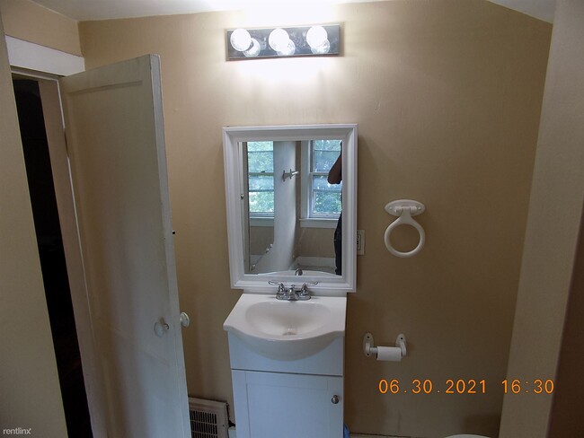 Building Photo - Studio, 1 bath Duplex - 461 Silman St