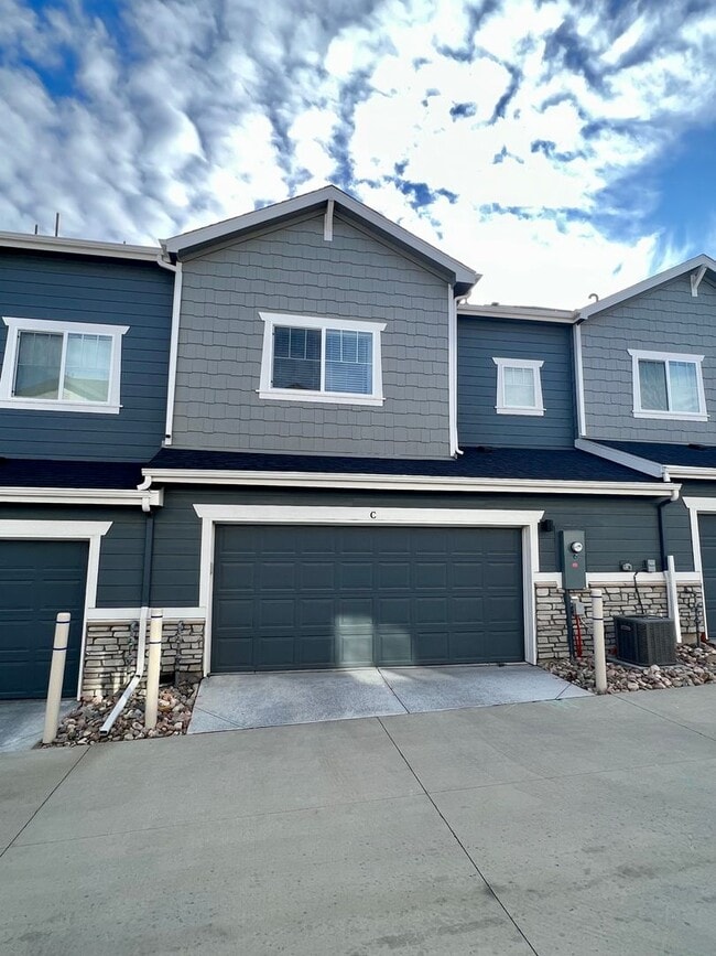 Building Photo - Almost New 3BD 2.5Bath Townhouse