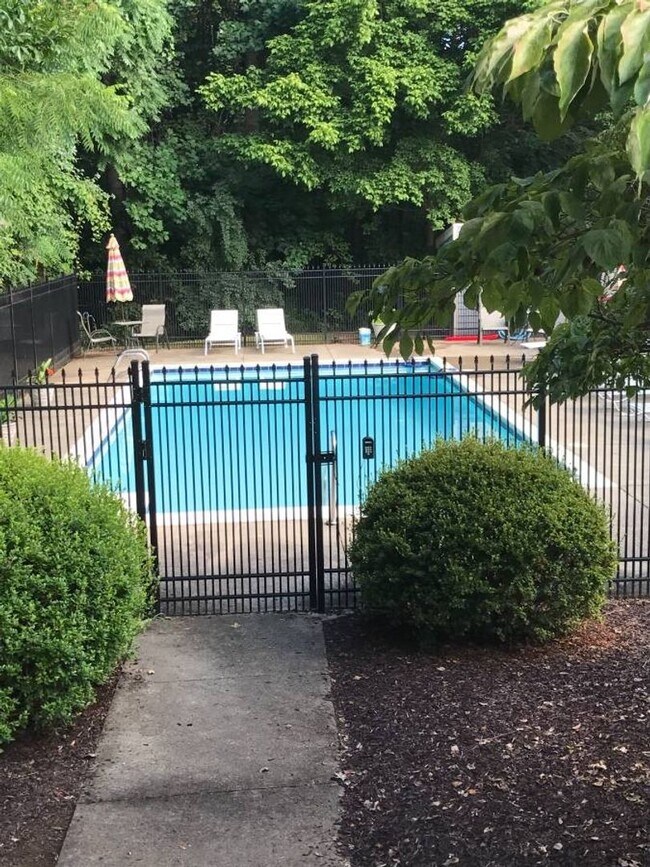 Building Photo - Overlook Condominiums - 2 bedroom- 2 bath