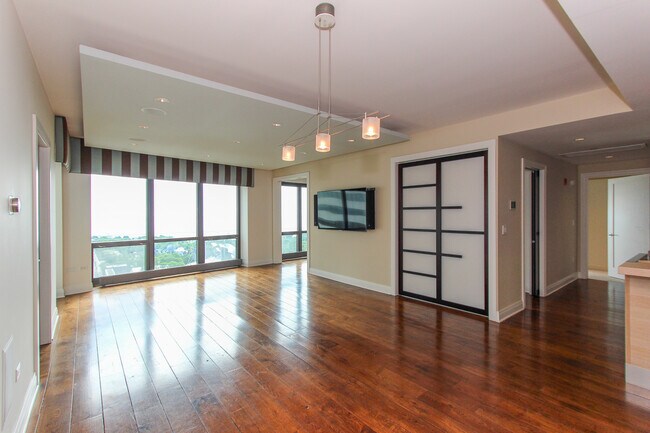 Building Photo - 130 N Garland Ct