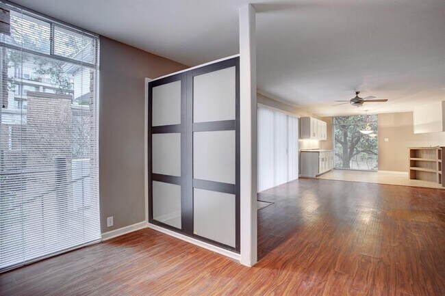 Foto del edificio - 513 S Post Oak Ln