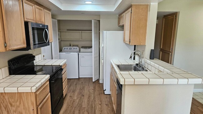 Building Photo - $2,390 / 2BR LOVELY REMODELED CONDO IN GAT...