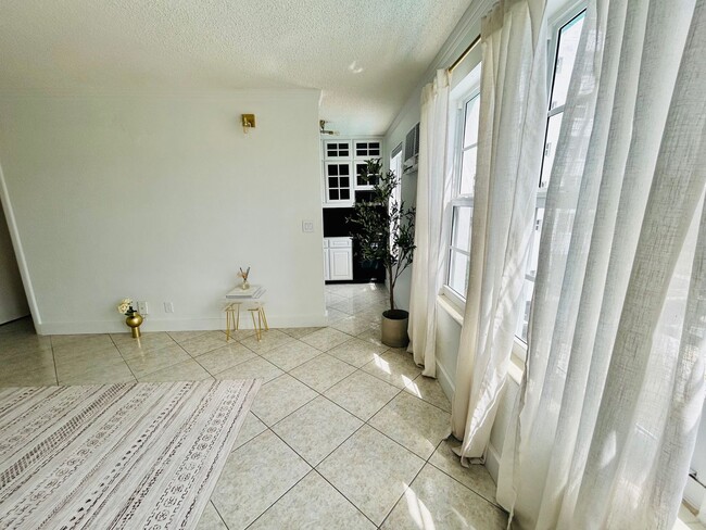 Building Photo - Dreamy 1 Bedroom 1 Bath Beach Condo!