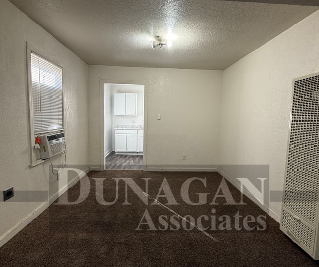 Building Photo - 2 BEDROOM 1 BATH AVAILABLE NOW !! Open house on 12/17 @ 3:15-3:25