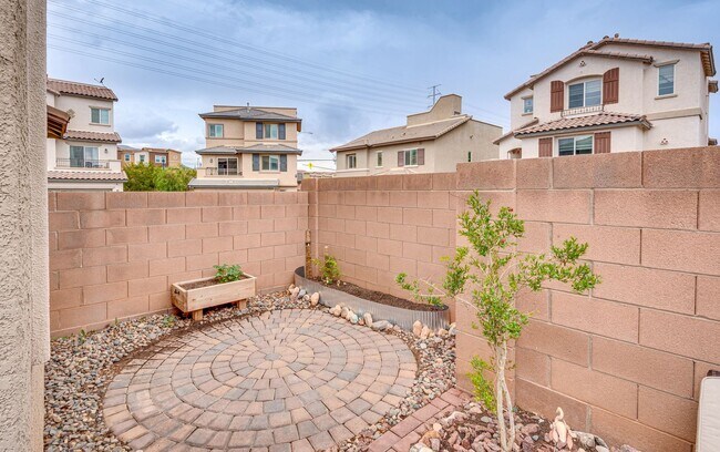 Foto del edificio - Located in a gated community with a pool a...