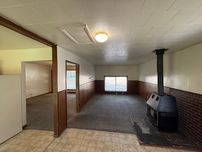 Building Photo - 3 Bedroom Single family with fenced in yard