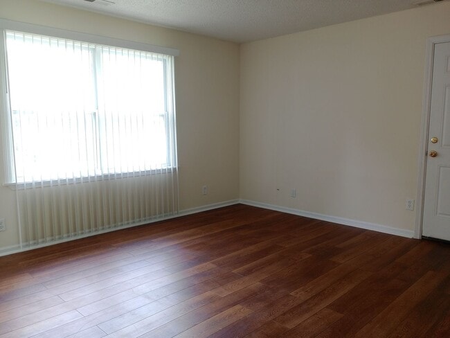 Building Photo - Darling 3 Bedroom Ranch with Fully Fenced ...