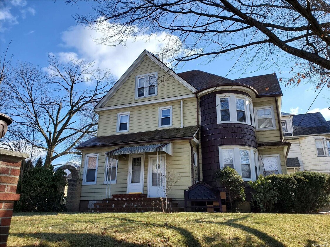 Primary Photo - 33 Carnation Ave