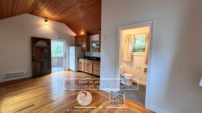 Foto del edificio - Quaint cottage with hardwood floors, private entrance and patio, surrounded by lush gardens!