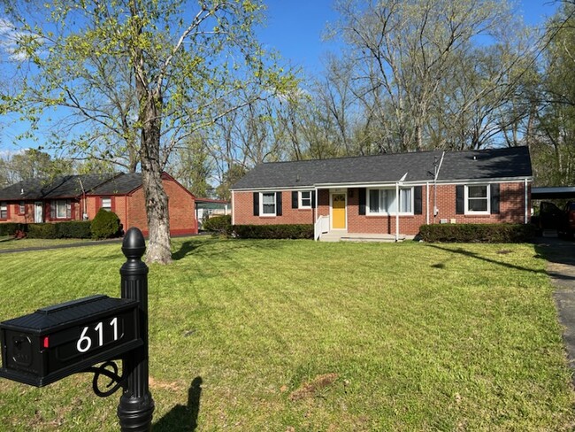 Building Photo - 611 Thrush Pl