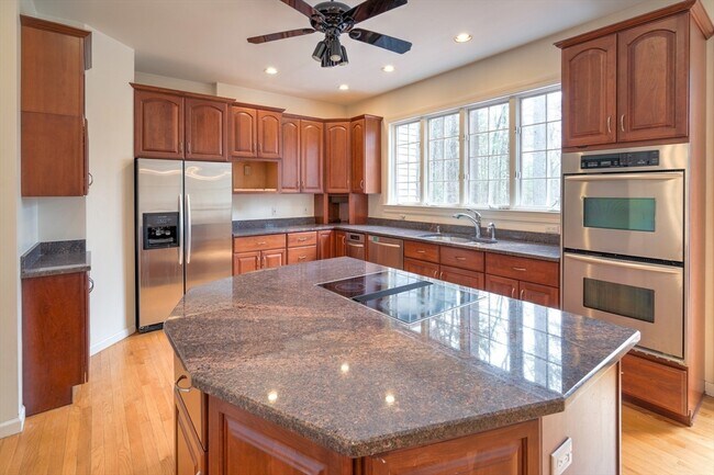Building Photo - 41 Carriage Way