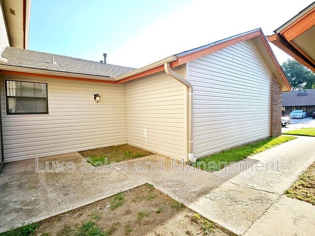 Building Photo - 1703 N Gleason Ave