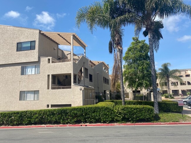 Building Photo - 6960 Hyde Park Dr