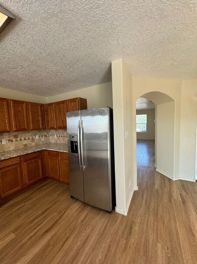 Building Photo - 4 bed 2.5 bath 2575 sq ft home. Stunning B...