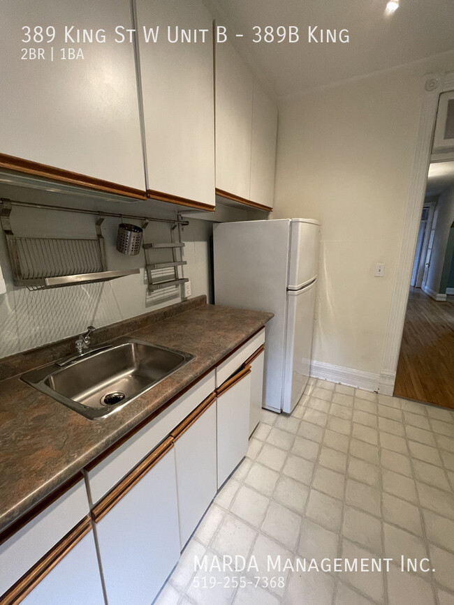 Building Photo - SPACIOUS 2BED/1BATH APT BACKING ON THE THA...