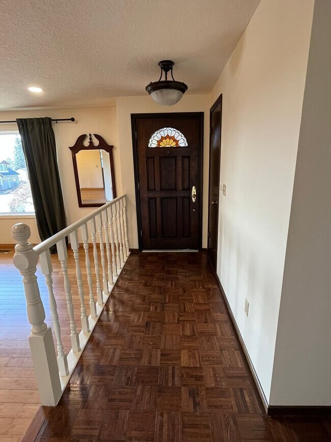 Foto del edificio - Beautiful One-Level Home with Sunroom, Vaulted Ceilings & Multiple Living Areas