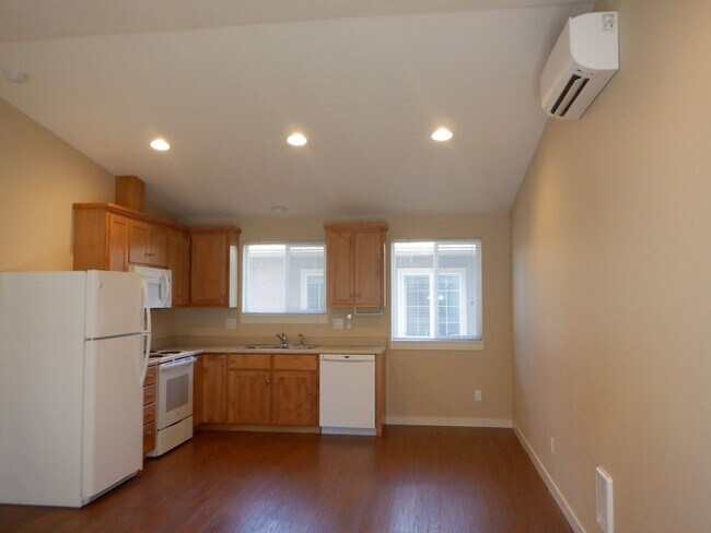 Foto del edificio - 1 Bed/1 Bath Duplex Unit in Fantastic Westside Bend Location - Knoll Ave