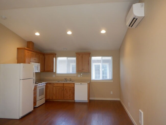 Building Photo - 1 Bed/1 Bath Duplex Unit in Fantastic Westside Bend Location - Knoll Ave