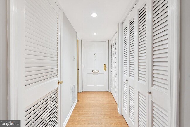 Foto del edificio - 214 James Thurber Ct