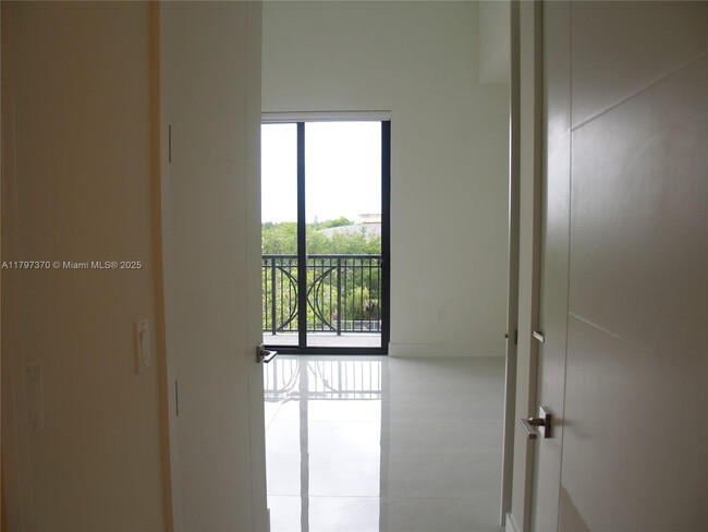 Foto del edificio - 301 Altara Ave