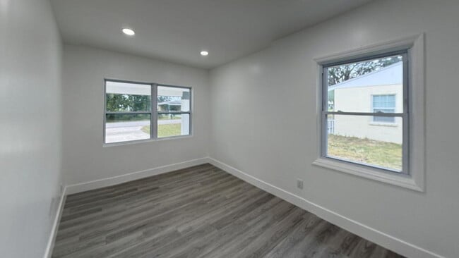 Building Photo - 311 Wren Ave