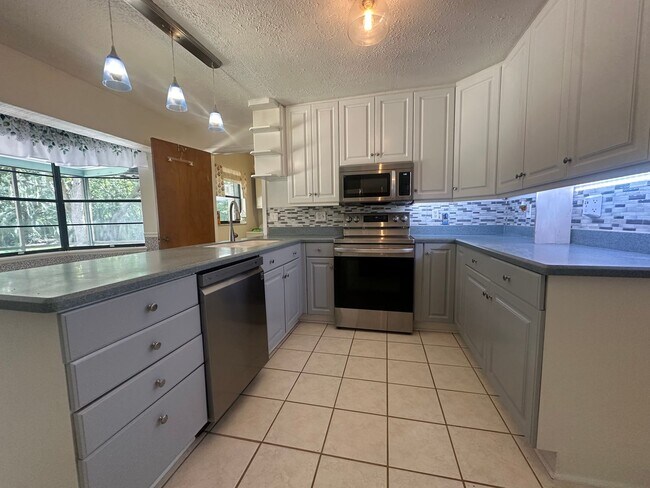 Photo - 4 Bedroom Pool Home in Longwood!