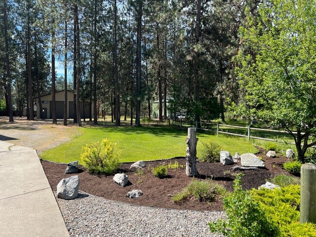 Building Photo - Suncrest Rental with large manicured lawn