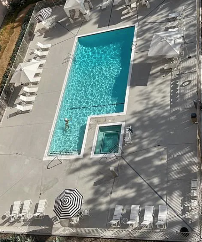 Foto del edificio - 100 S Doheny Dr