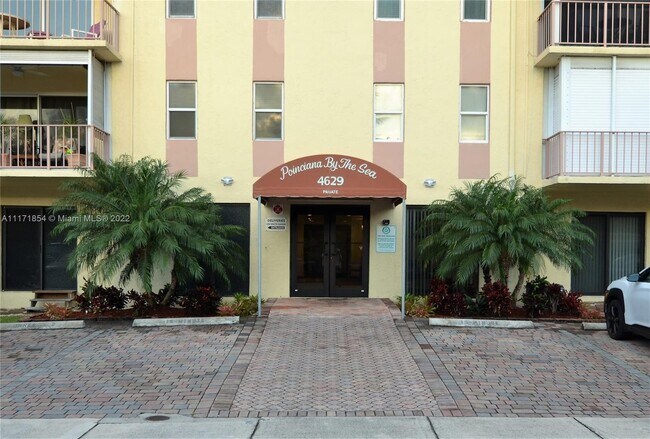 Building Photo - 4629 Poinciana St