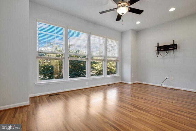 Foto del edificio - 13250 Shawnee Ln