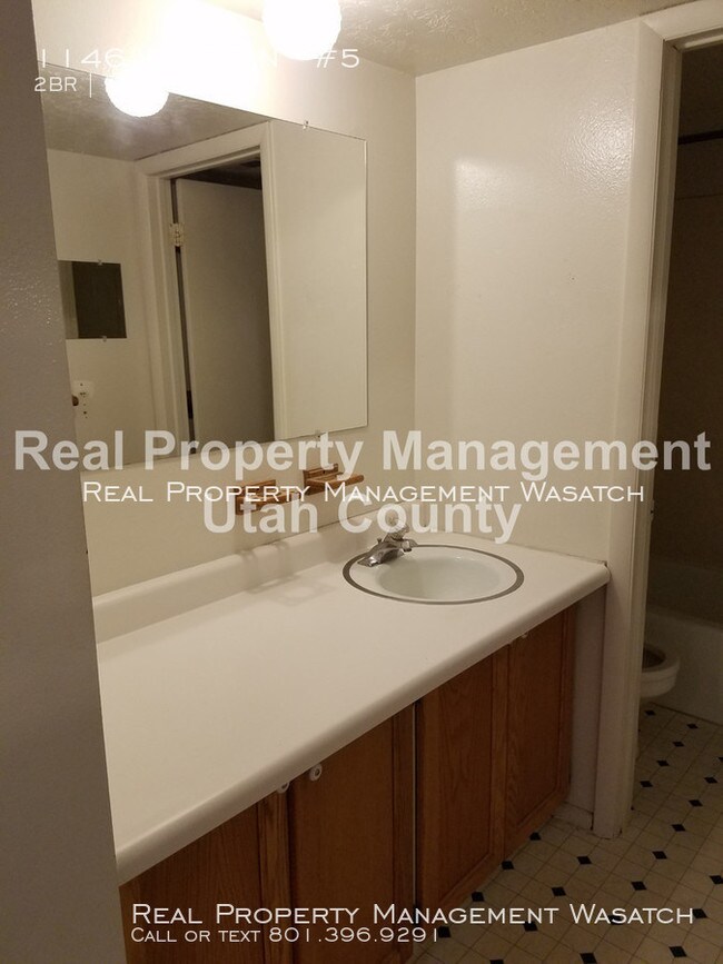 Building Photo - 2 bedroom, 1 bathroom apartment