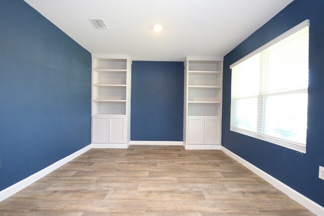 Building Photo - Spacious 5-Bedroom Home Near NAS with Move...