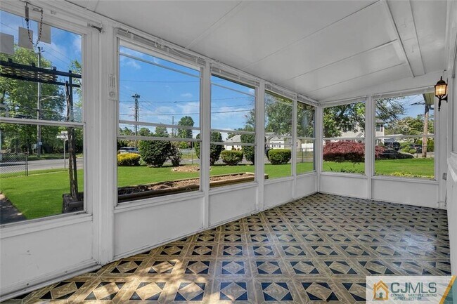 Building Photo - 462 Old Post Rd