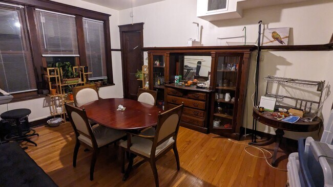 Foto del edificio - 1947 W Berteau Ave