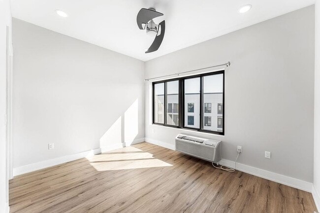 Photo - 1 Flagship St House