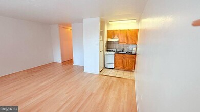 Building Photo - 2101-17 Chestnut St