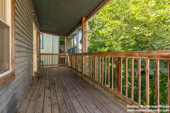 Foto del edificio - Renovated Apt Near NEU!  Laundry in Unit! 1k Rebate Upon closing with Promo