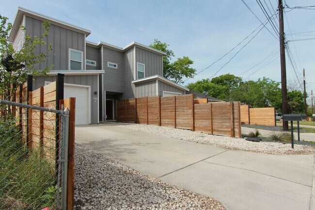 Foto del edificio - 7302 Bennett Ave