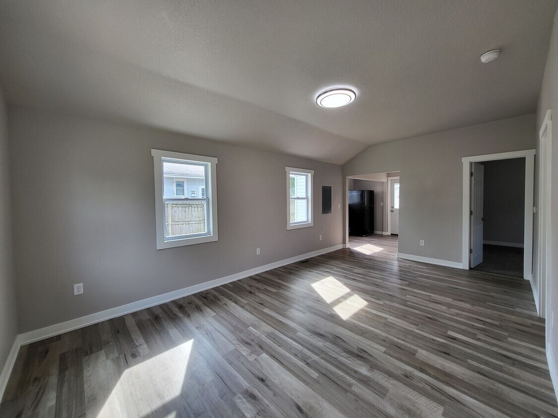 Foto principal - Beautifully renovated East side home with ...